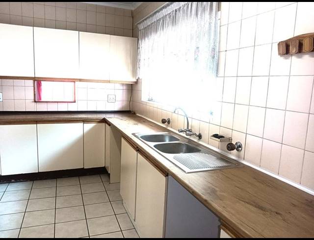 6 BEDROOM HOUSE FOR SALE IN FREEWAY PARK